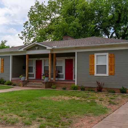 Rock & Roll House, Fiber Internet, Roku Tv, Washer & Dryer, By Dt Chickasha & Leg Lamp! エクステリア 写真