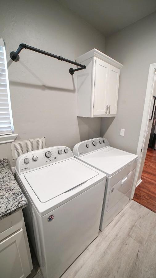 Rock & Roll House, Fiber Internet, Roku Tv, Washer & Dryer, By Dt Chickasha & Leg Lamp! エクステリア 写真