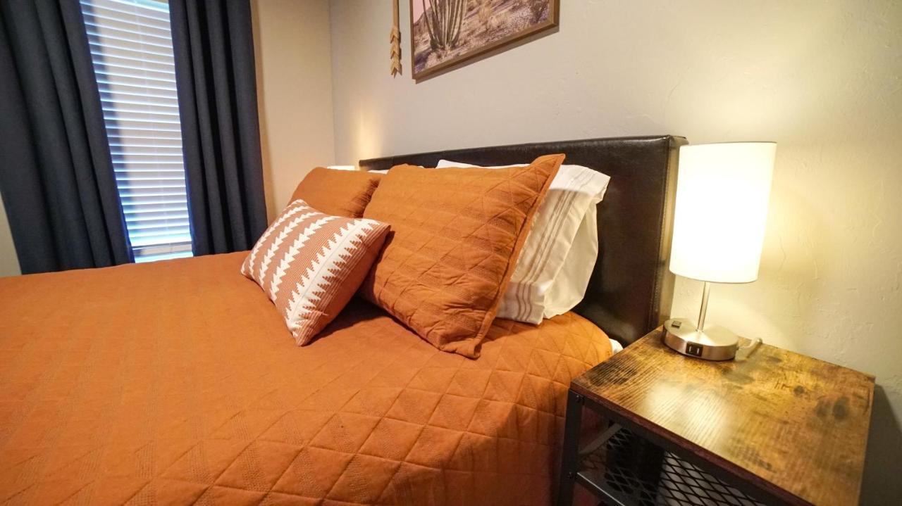 Rock & Roll House, Fiber Internet, Roku Tv, Washer & Dryer, By Dt Chickasha & Leg Lamp! エクステリア 写真