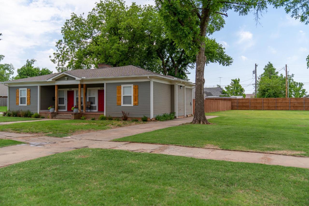 Rock & Roll House, Fiber Internet, Roku Tv, Washer & Dryer, By Dt Chickasha & Leg Lamp! エクステリア 写真